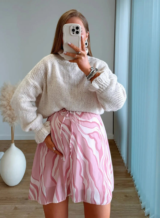 pull-de-grossesse-en-maille-beige-à-volants-manches-longues