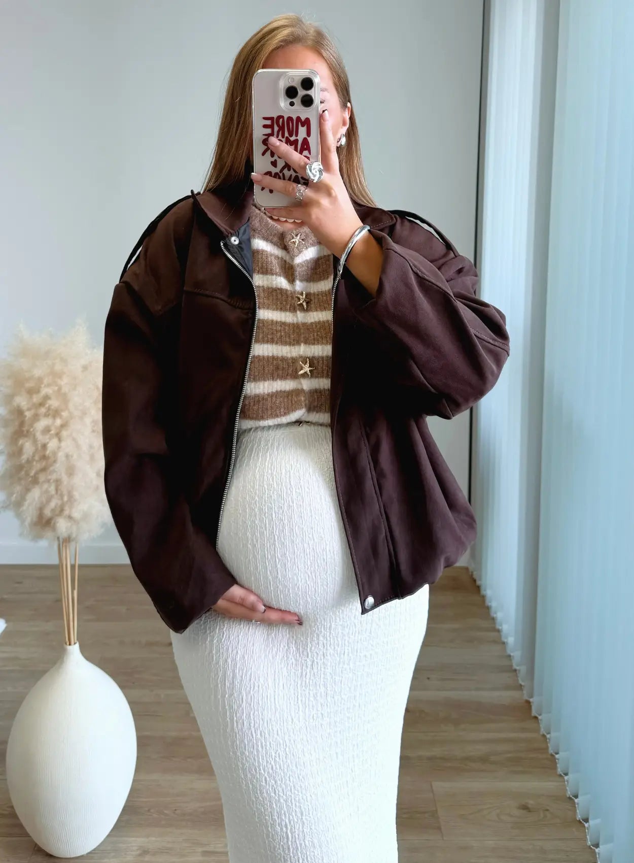 pull-gilet-de-grossesse-en-maille-rayé-blanc-et-beige