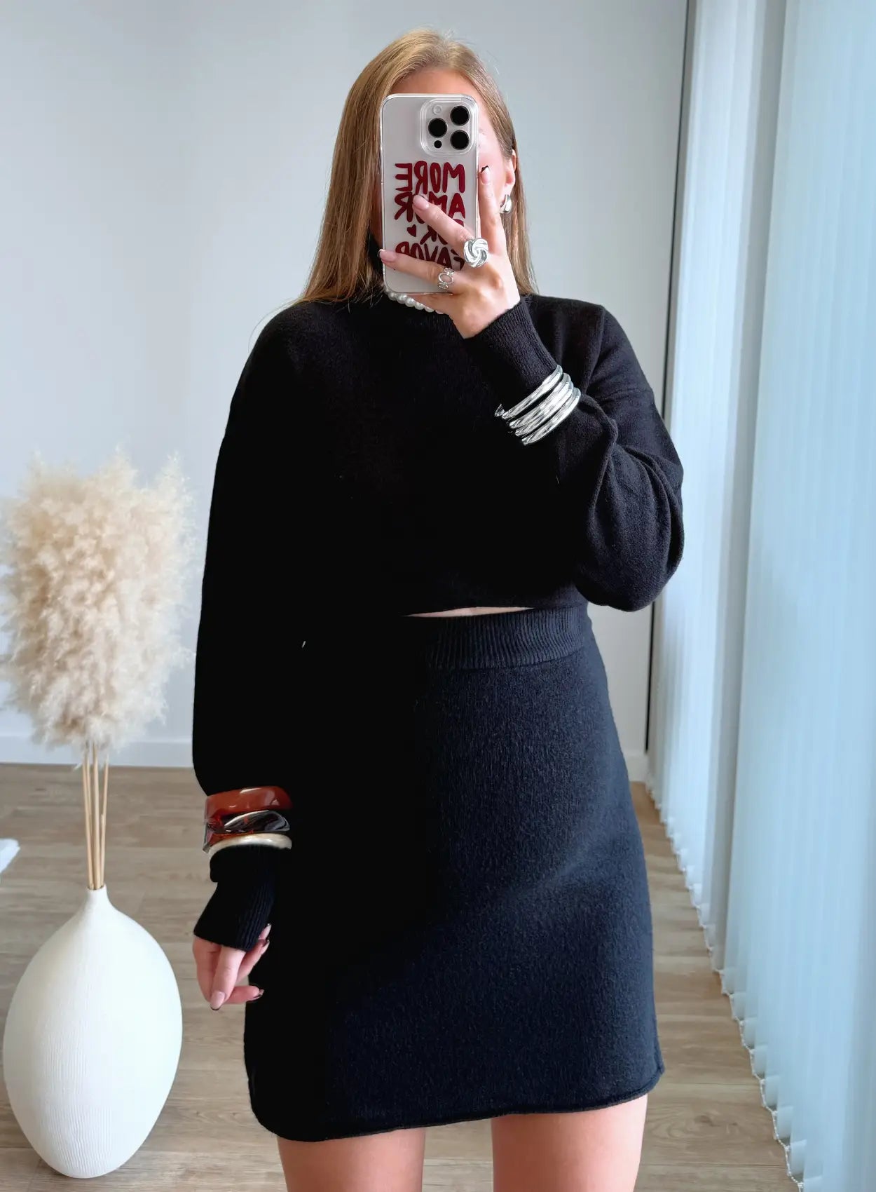 ensemble-en-laine-jupe-courte-et-pull-noir