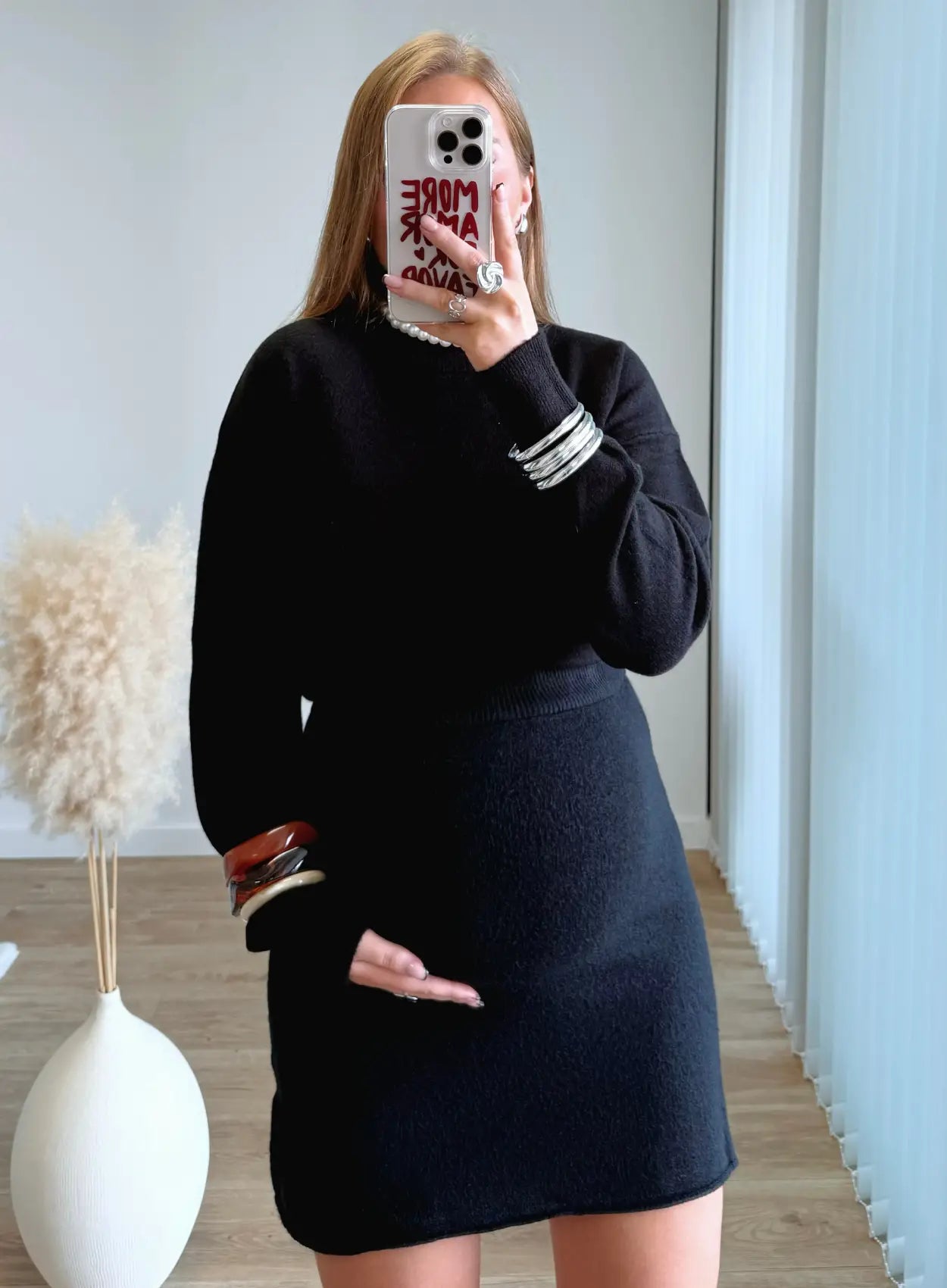 ensemble-en-laine-jupe-courte-et-pull-noir