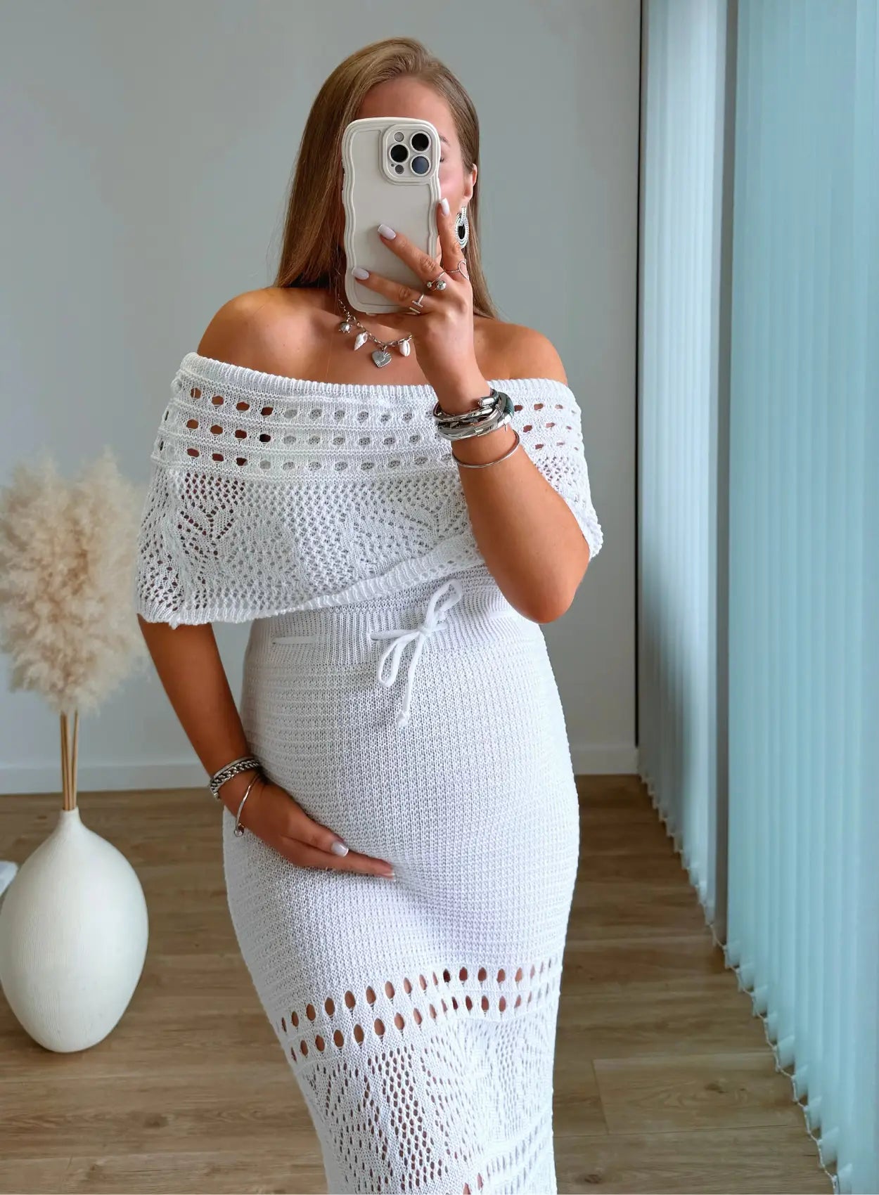 robe-longue-en-crochet-blanche-col-bardot