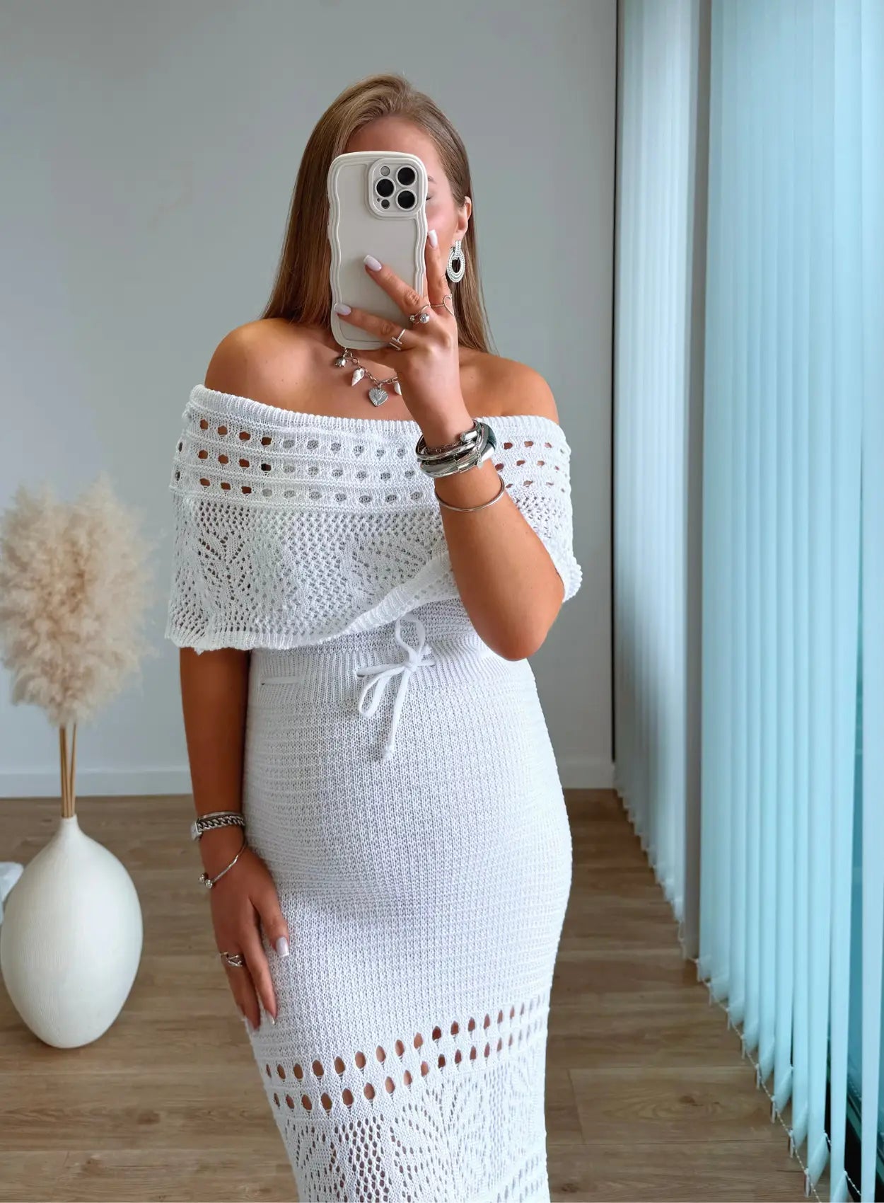 robe-longue-en-crochet-blanche-col-bardot