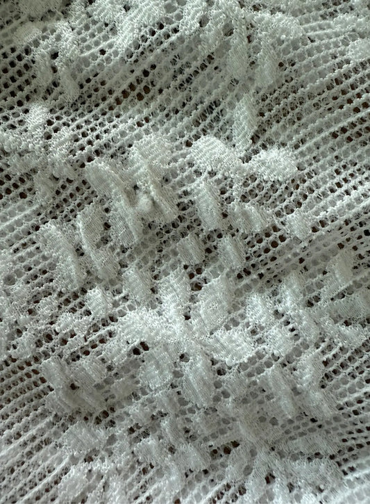 Chemise-de-grossesse-blanche-brodée-à-fleurs