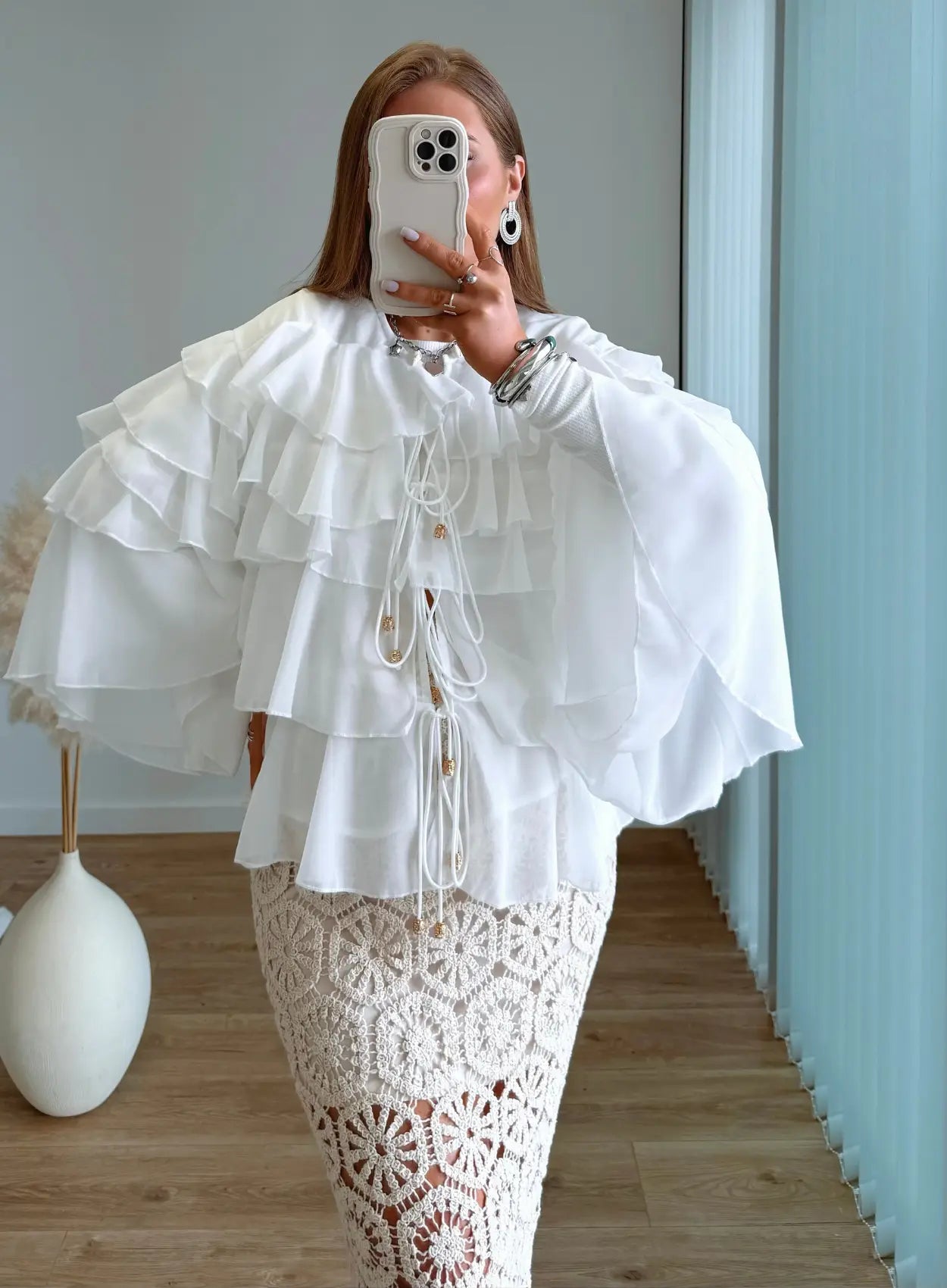 blouse-de-grossesse-et-allaitement-à-volants-blanche-à-nouer-sur-le-devant