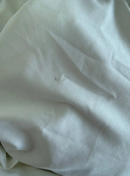 Robe-longue-de-grossesse-élégante-asymétrique-blanche
