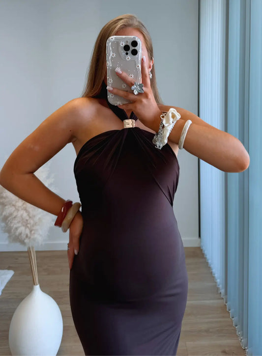 robe-longue-de-grossesse-moulante-couleur-marron-avec-bijou-au-niveau-du-cou