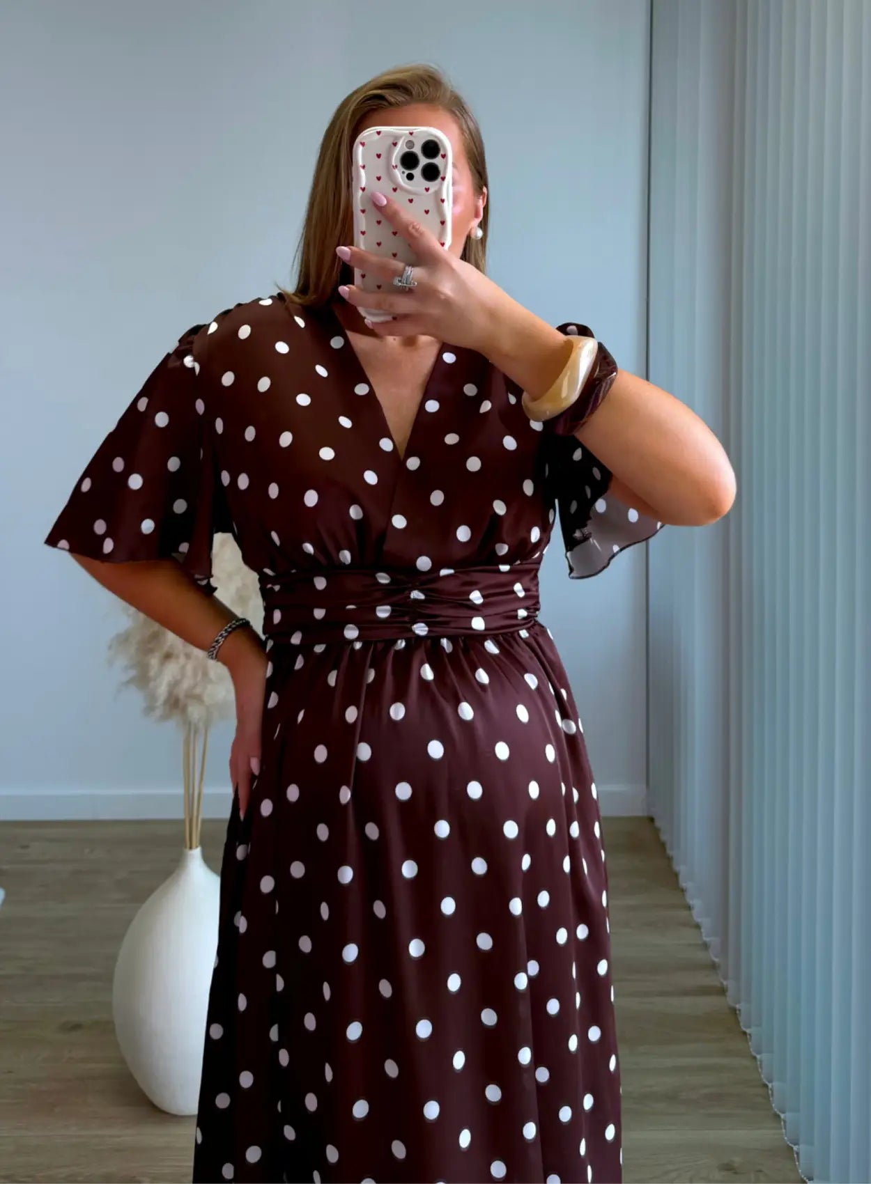 robe-longue-de-grossesse-marron-à-pois-blanc