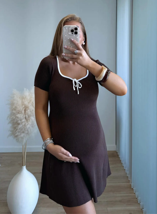 Robe-courte-de-grossesse-côtelée-chocolat