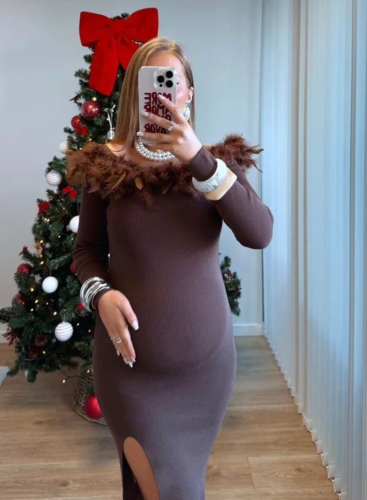 Robe-longue-de-grossesse-côtelée-chocolat-à-col-plumes