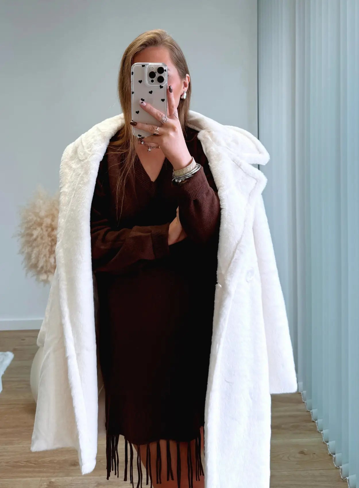 robe-courte-de-grossesse-en-maille-chocolat-manches-longues-à-franges