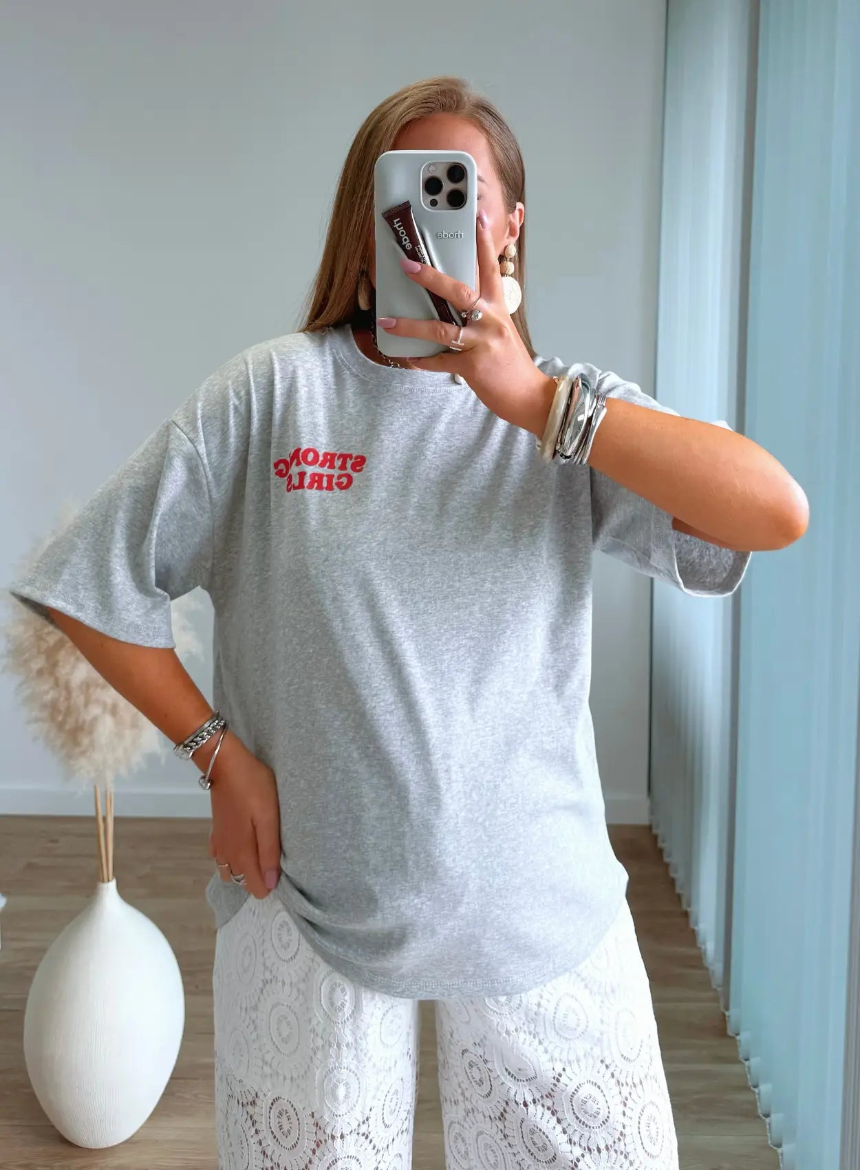 teeshirt-de-grossesse-gris-avec-ecritures-rouges