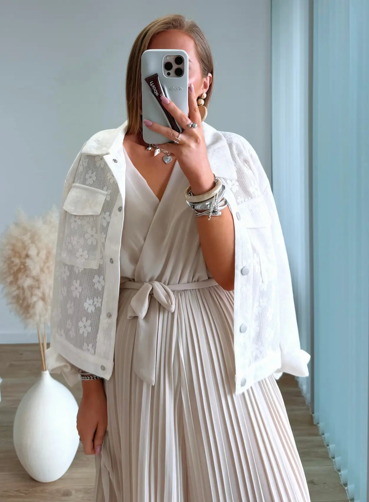 veste-de-grossesse-brodée-à-fleurs-blanches