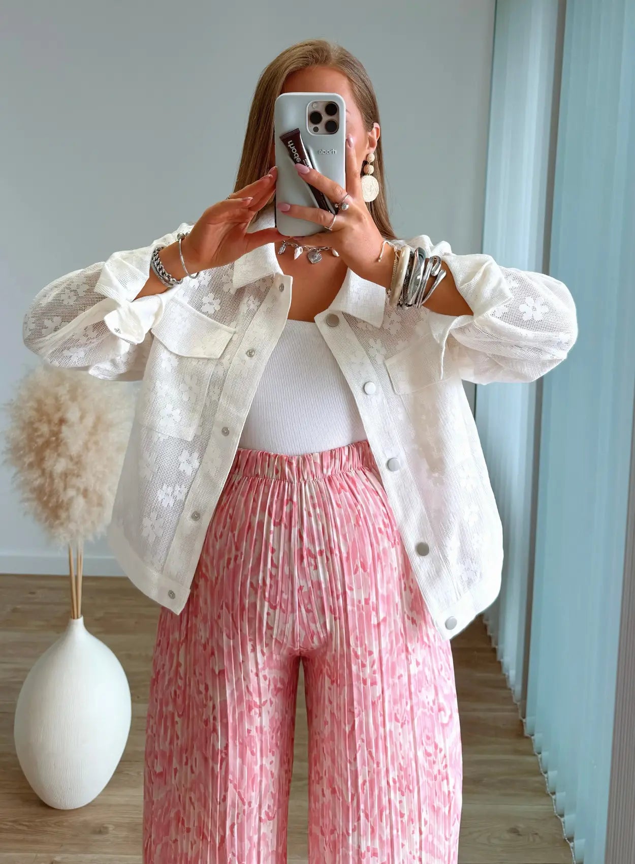 veste-de-grossesse-brodée-à-fleurs-blanches