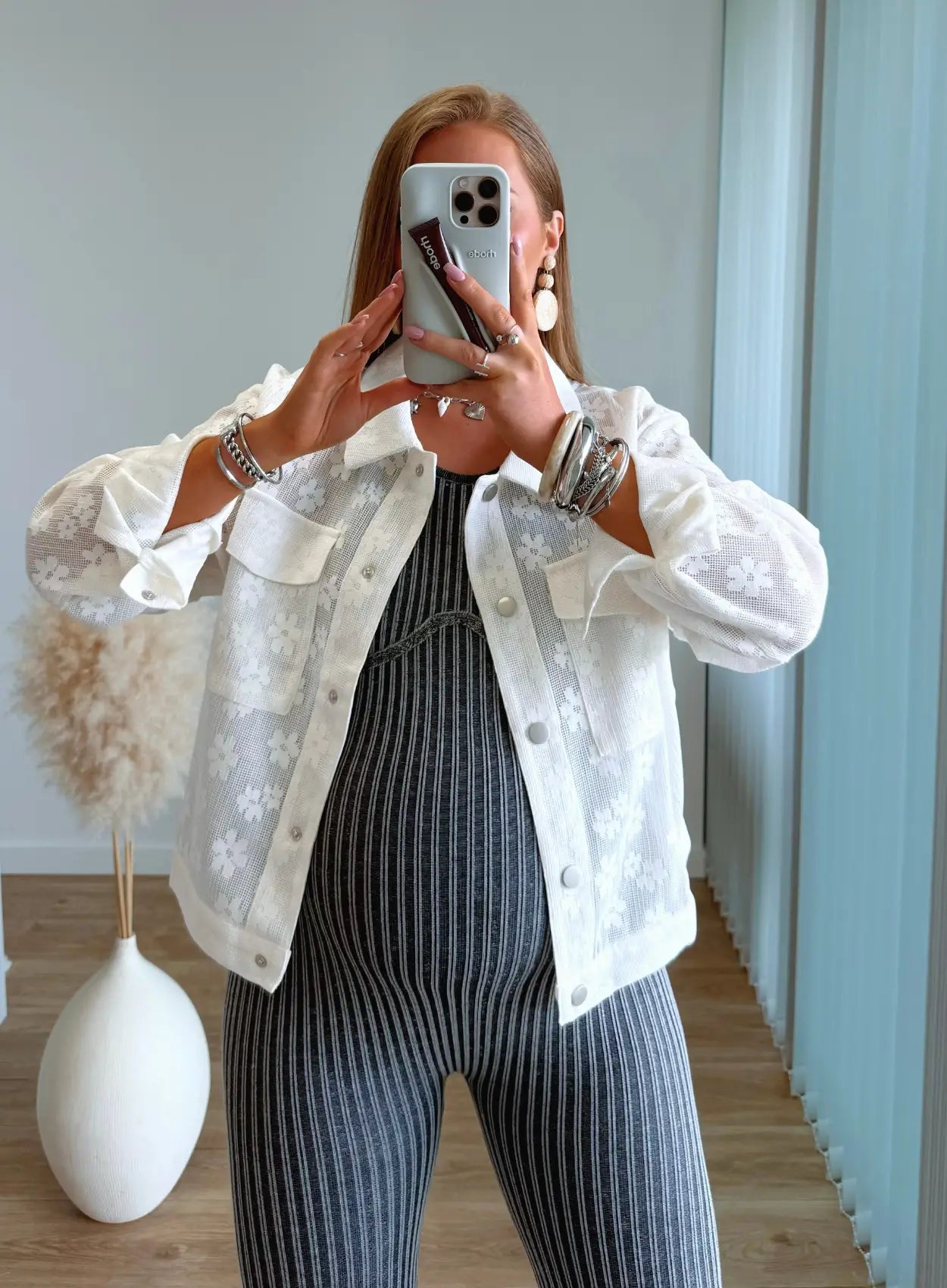 veste-de-grossesse-brodée-à-fleurs-blanches