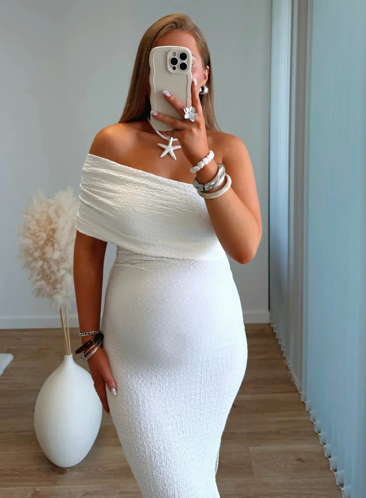 robe-longue-de-grossesse-texturée-ivoire-col-bardot-sur-une-manche