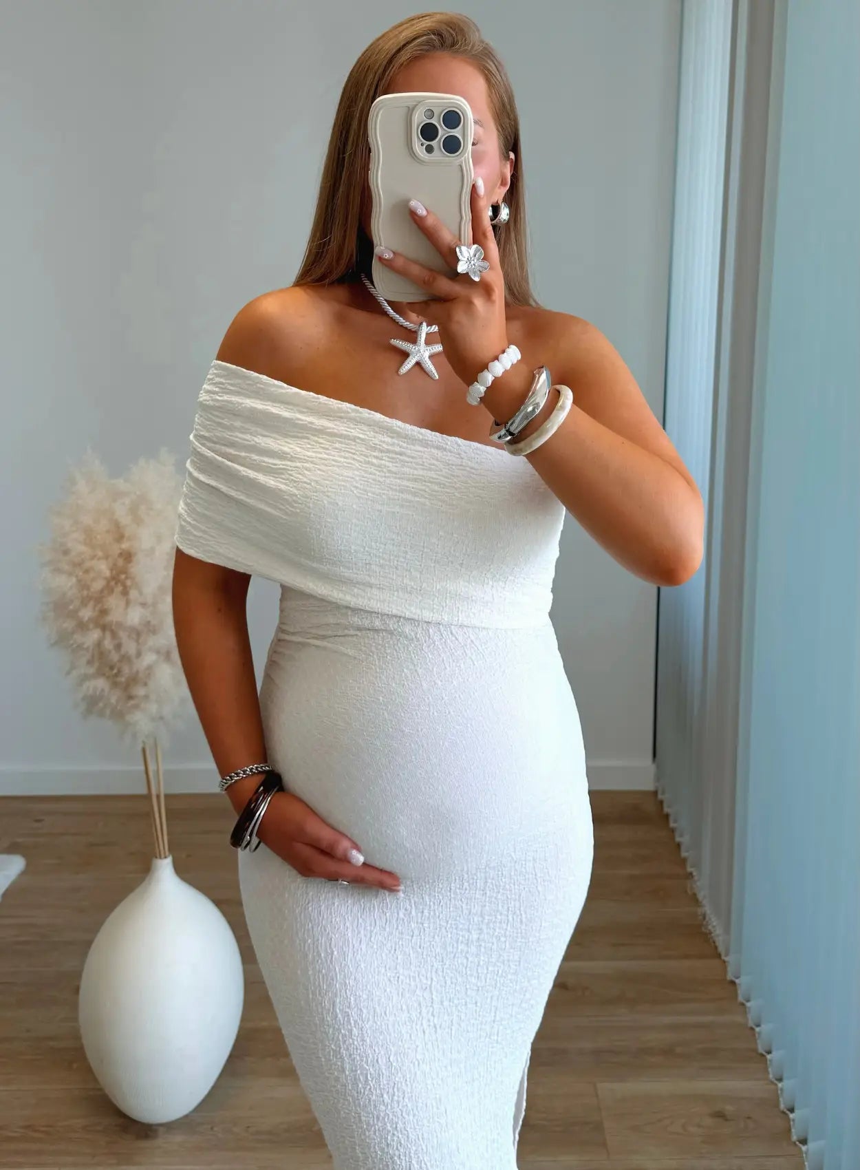 robe-longue-de-grossesse-texturée-ivoire-col-bardot-sur-une-manche