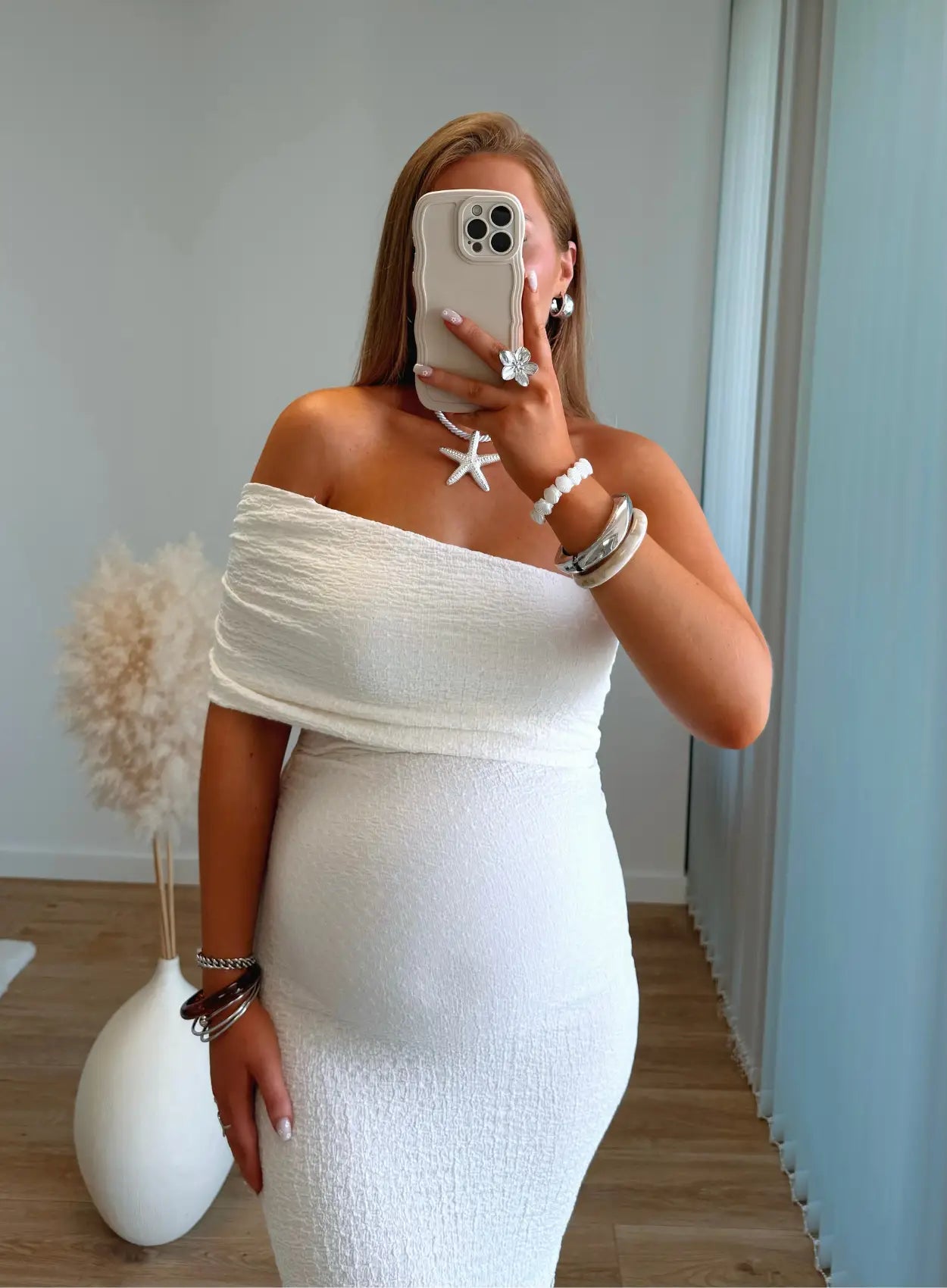robe-longue-de-grossesse-texturée-ivoire-col-bardot-sur-une-manche