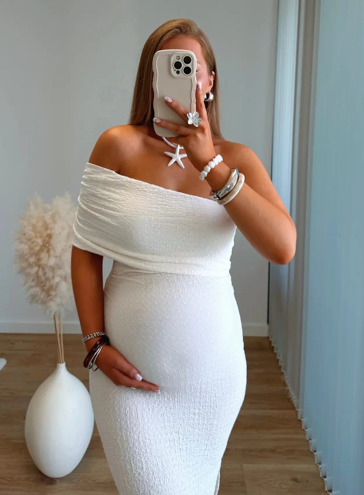 robe-longue-de-grossesse-texturée-ivoire-col-bardot-sur-une-manche