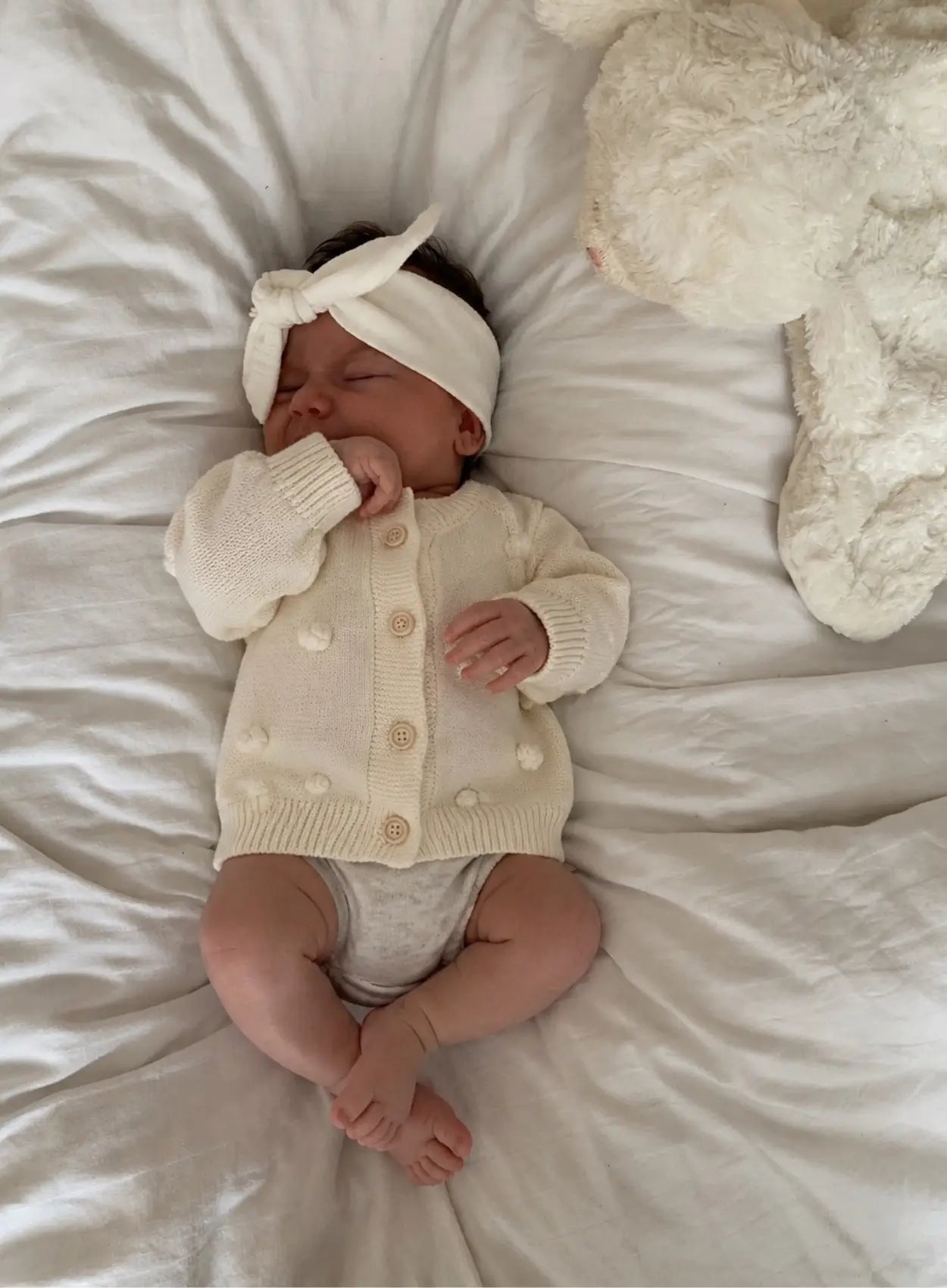 vetement-bebe-gilet-en-maille-à-pois-texturès-beige-pour-bébé