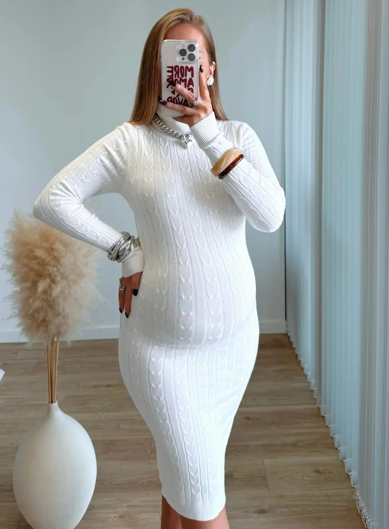 Robe-mi-longue-de-grossesse-torsadée-blanche