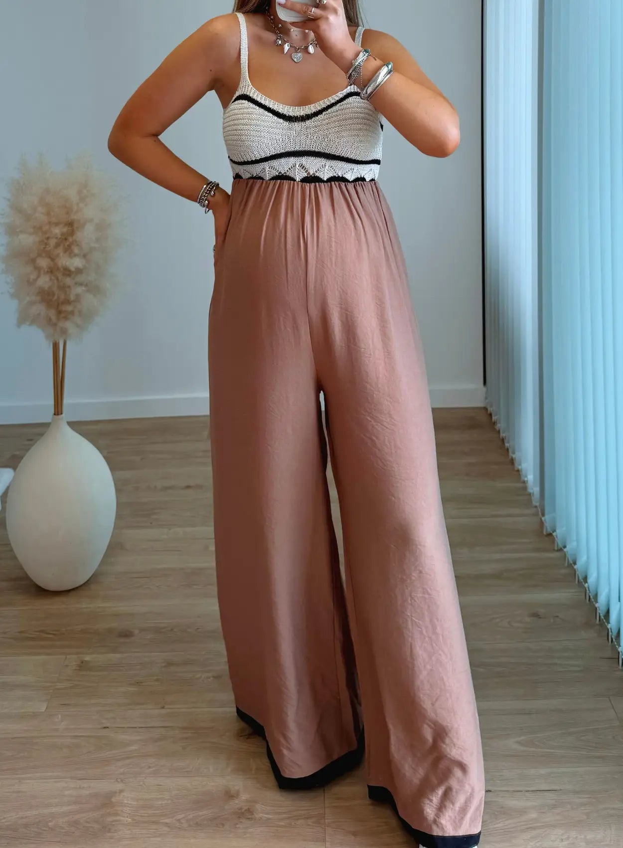 combinaison-de-grossesse-en-lin-taupe-et-crochet