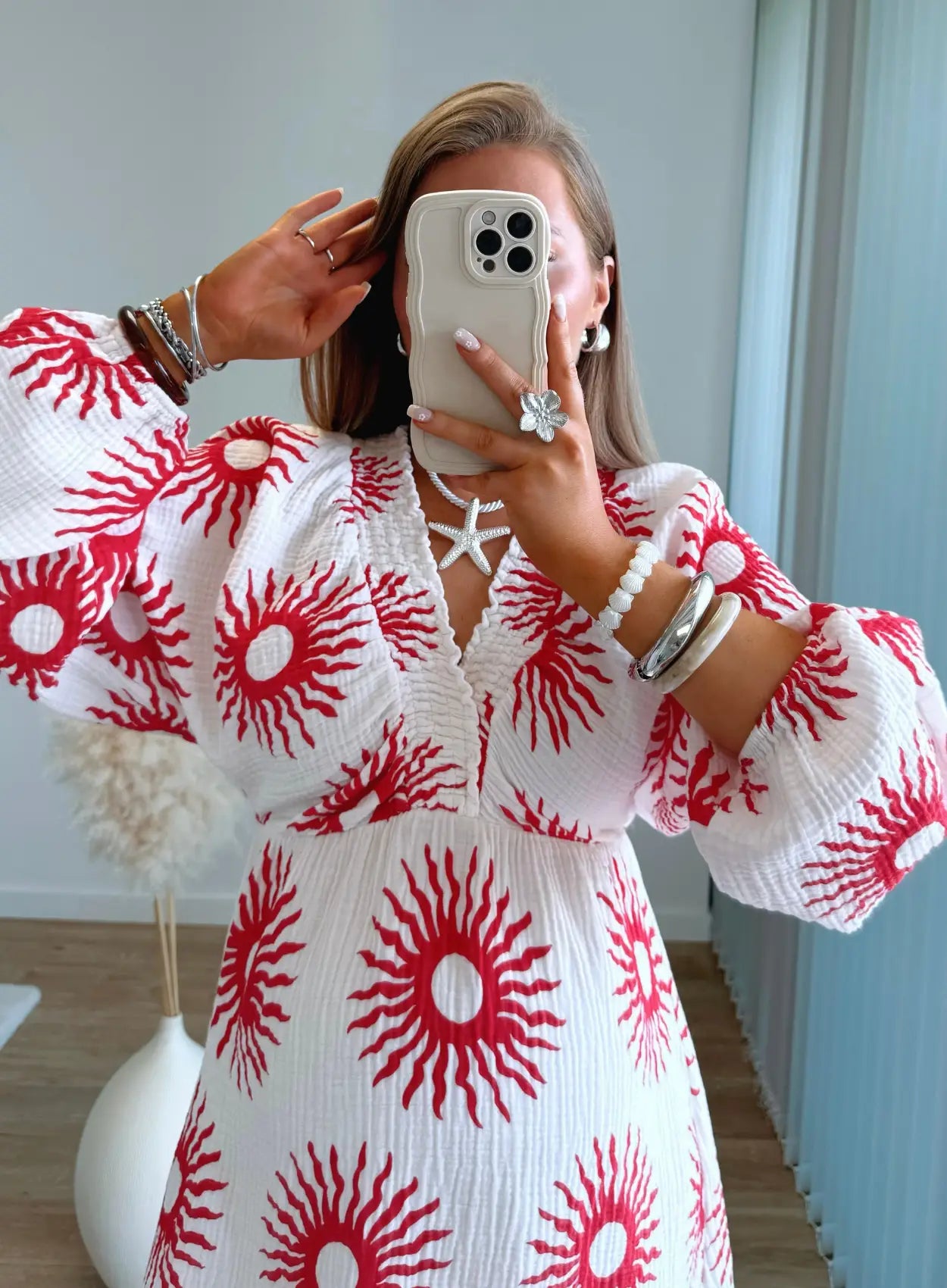 robe-courte-de-grossesse-en-gaze-de-coton-blanche-avec-motifs-soleil-corail