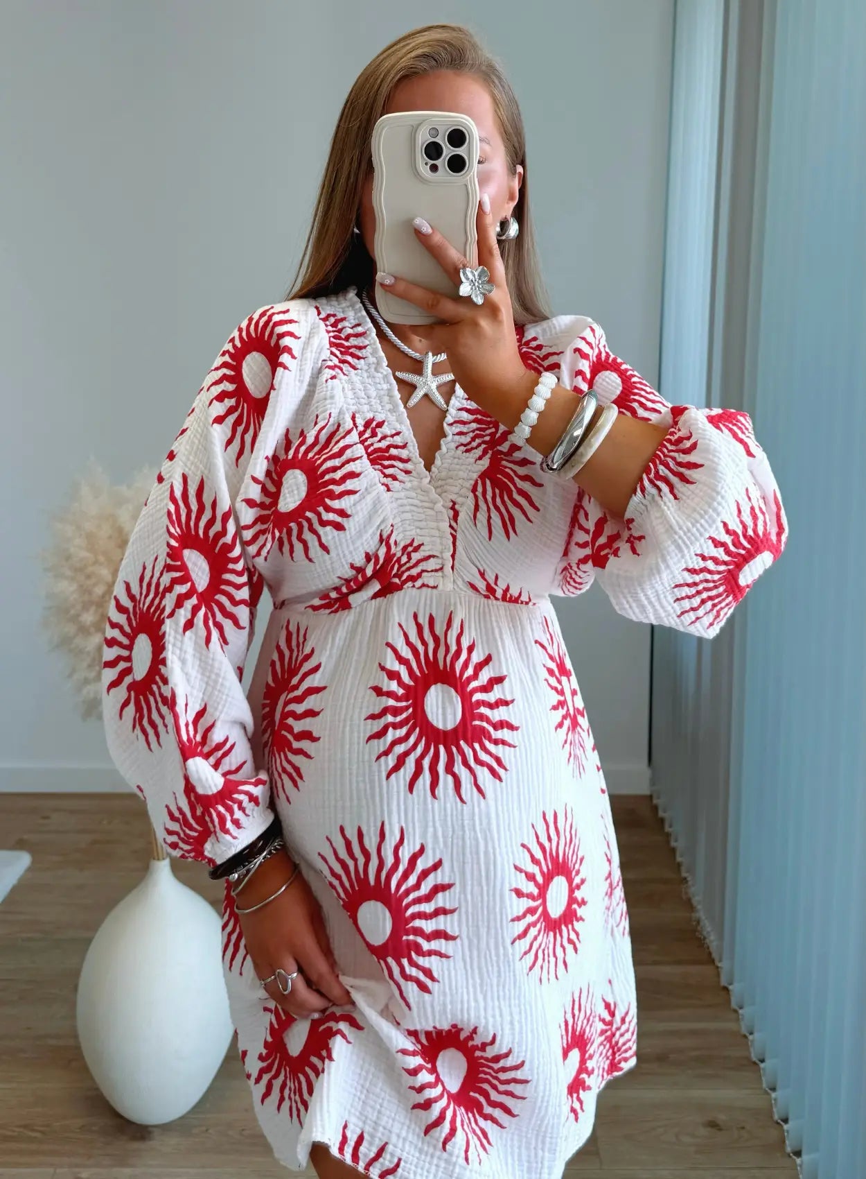robe-courte-de-grossesse-en-gaze-de-coton-blanche-avec-motifs-soleil-corail