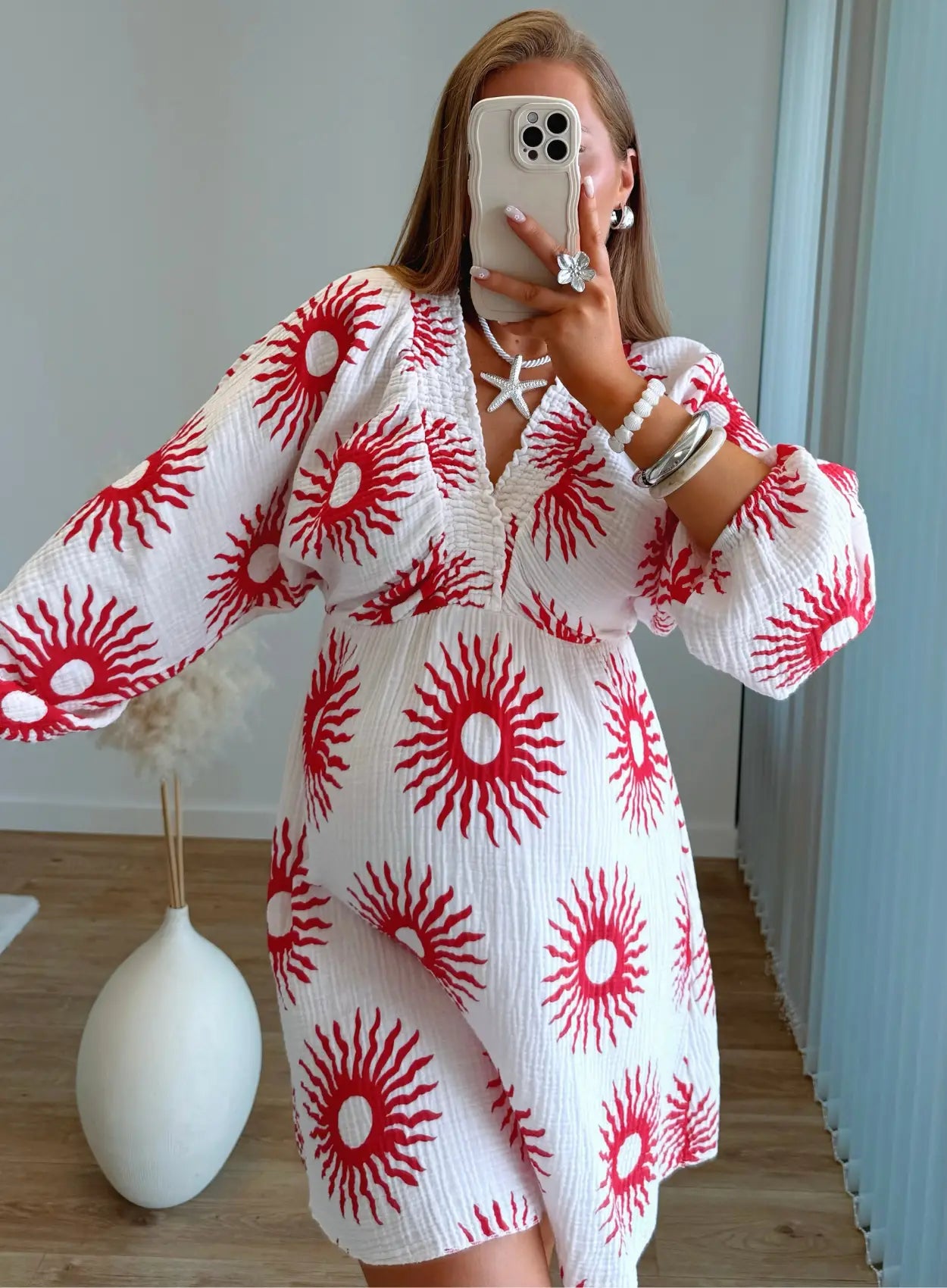 robe-courte-de-grossesse-en-gaze-de-coton-blanche-avec-motifs-soleil-corail