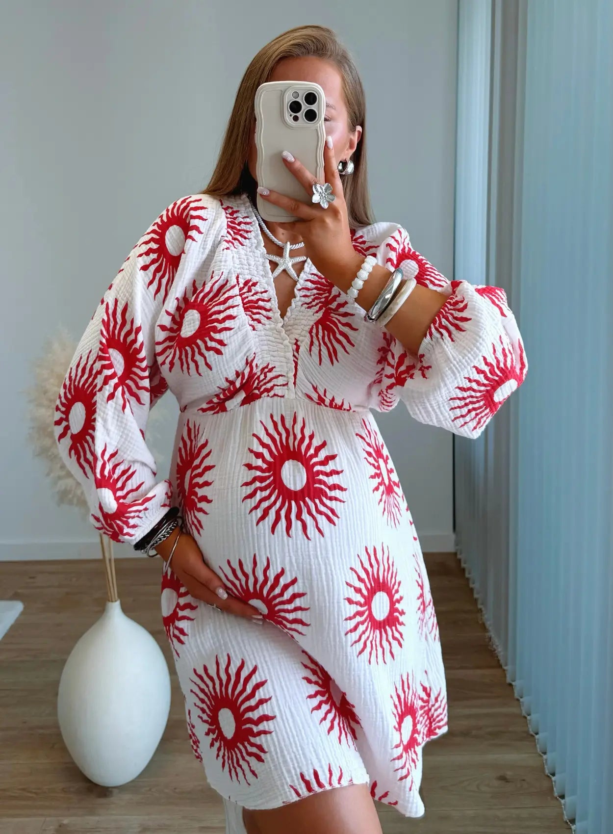 robe-courte-de-grossesse-en-gaze-de-coton-blanche-avec-motifs-soleil-corail
