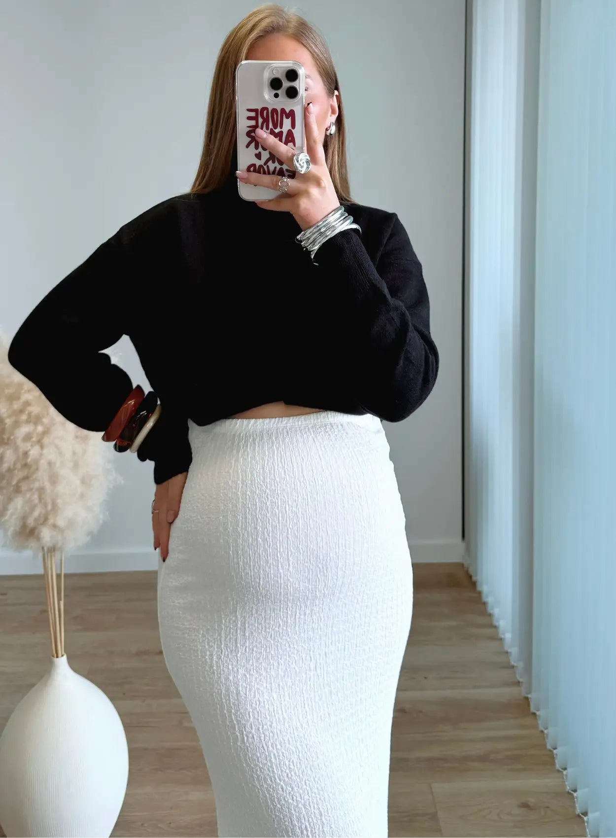 ensemble-en-laine-jupe-courte-et-pull-noir