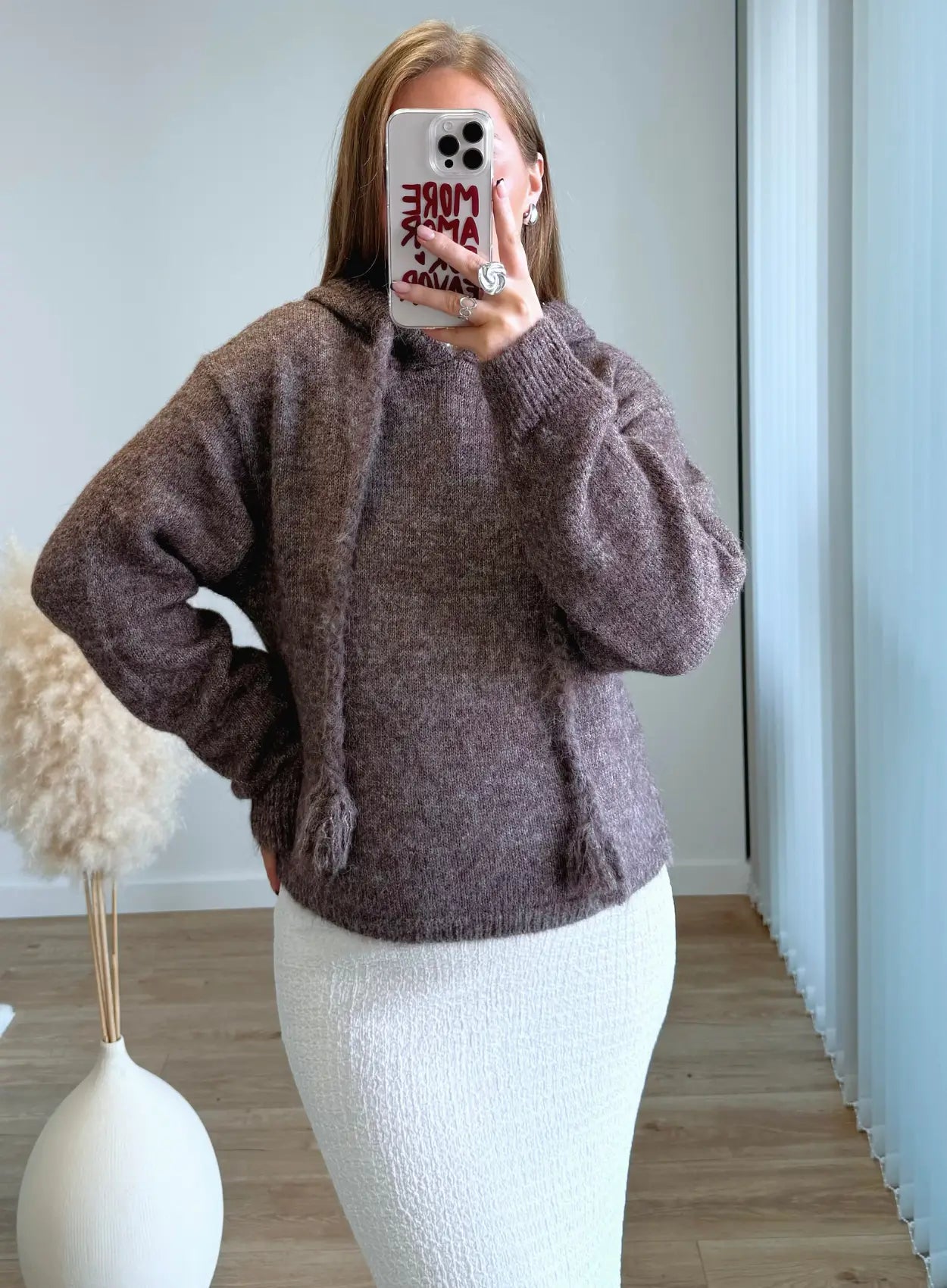 pull-court-de-grossesse-en-maille-marron-à-capuche