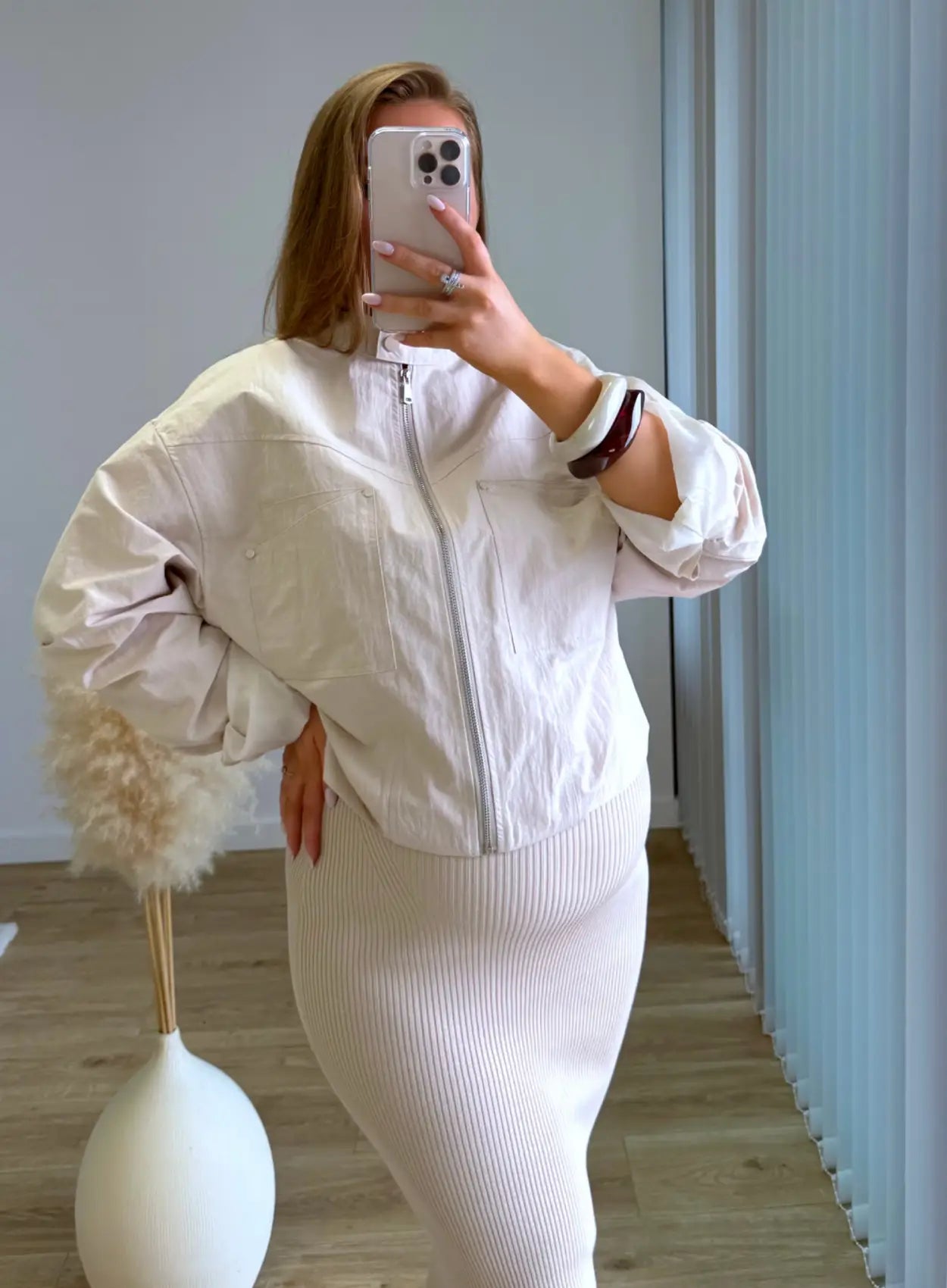 Veste-bomber-de-grossesse-en-lin-beige