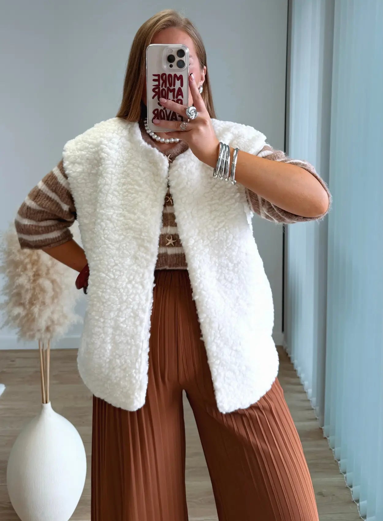 pull-gilet-de-grossesse-en-maille-rayé-blanc-et-beige