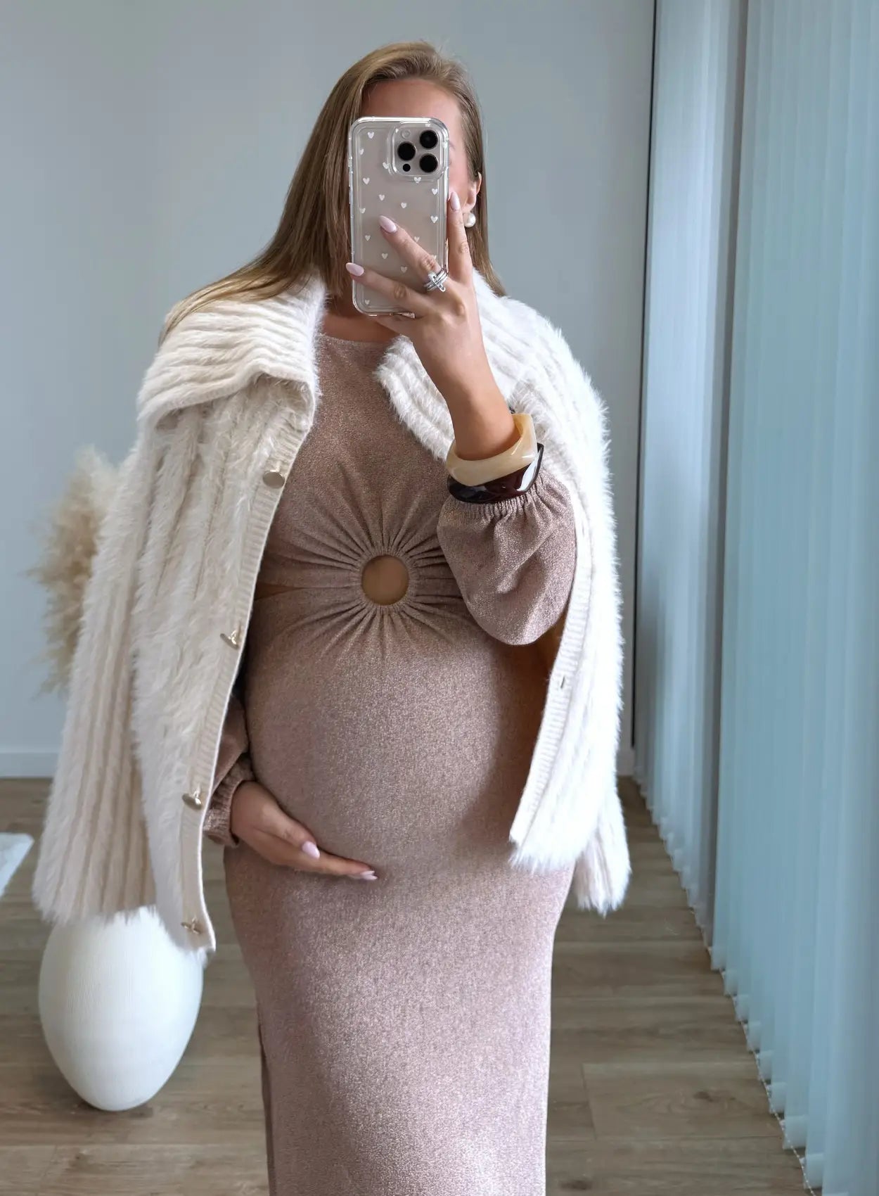 Robe-longue-de-grossesse-à-paillettes-beige