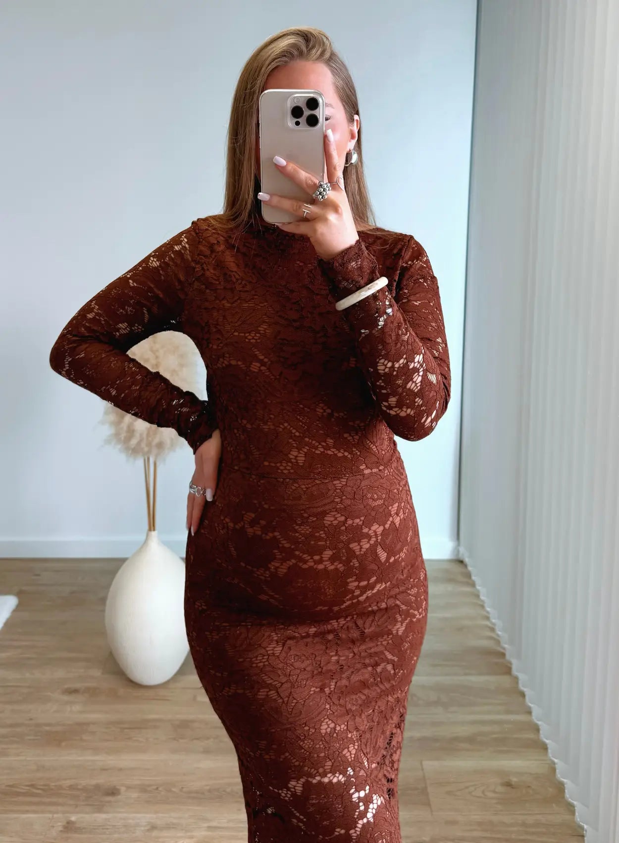 robe-longue-de-grossesse-moulante-en-dentelle-dos-nu-marron