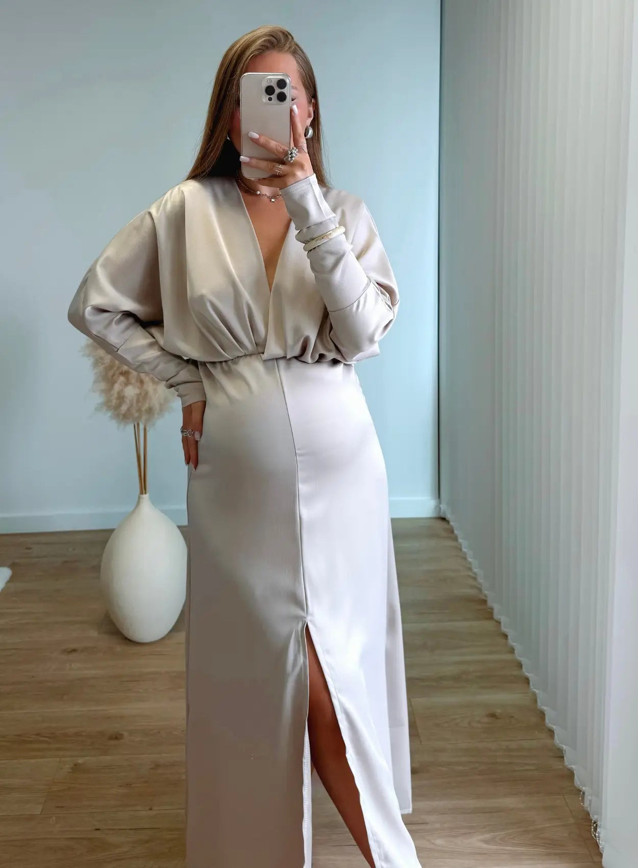 robe-longue-de-grossesse-fluide-en-satin-ajustée-volants-manches-longues-couleur-beige