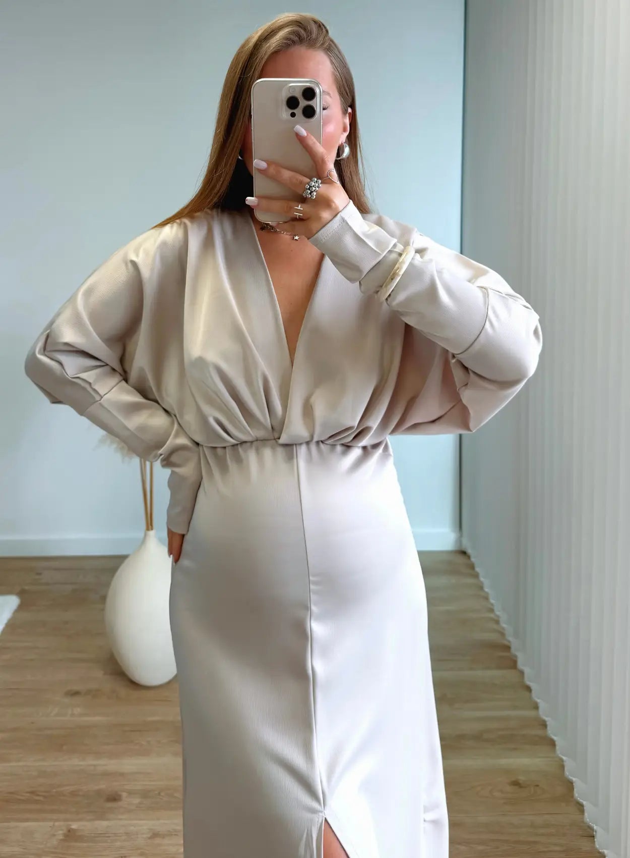 robe-longue-de-grossesse-fluide-en-satin-ajustée-volants-manches-longues-couleur-beige
