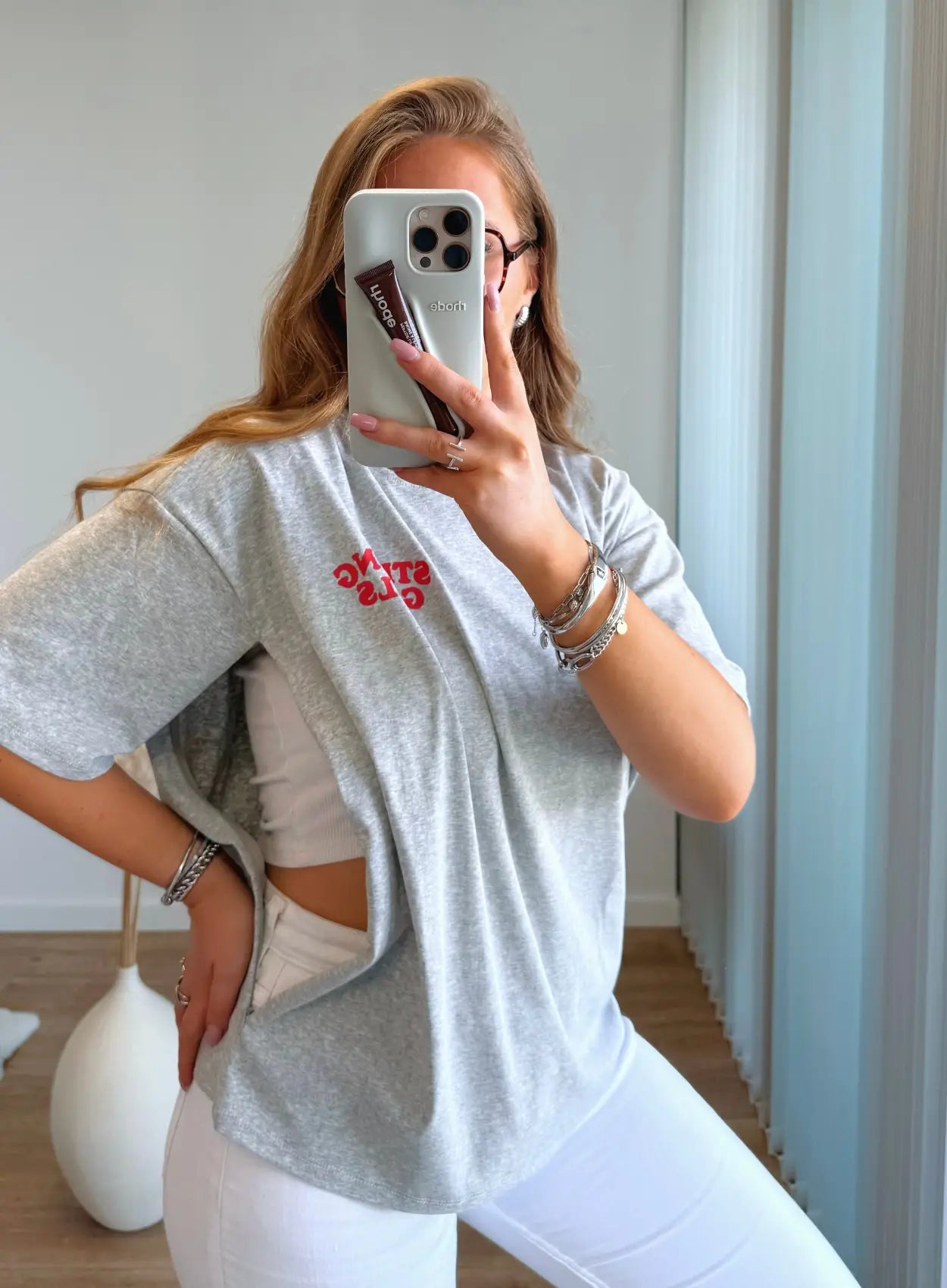 teeshirt-de-grossesse-et-allaitement-gris-avec-ecritures-rouges