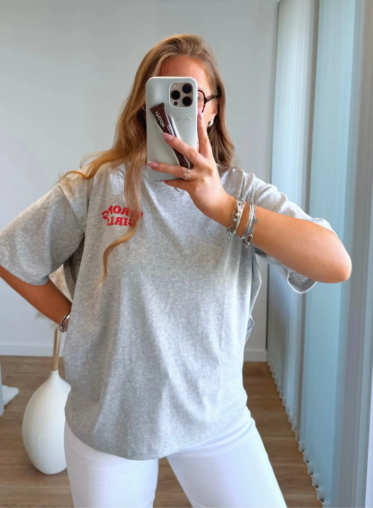 teeshirt-de-grossesse-et-allaitement-gris-avec-ecritures-rouges