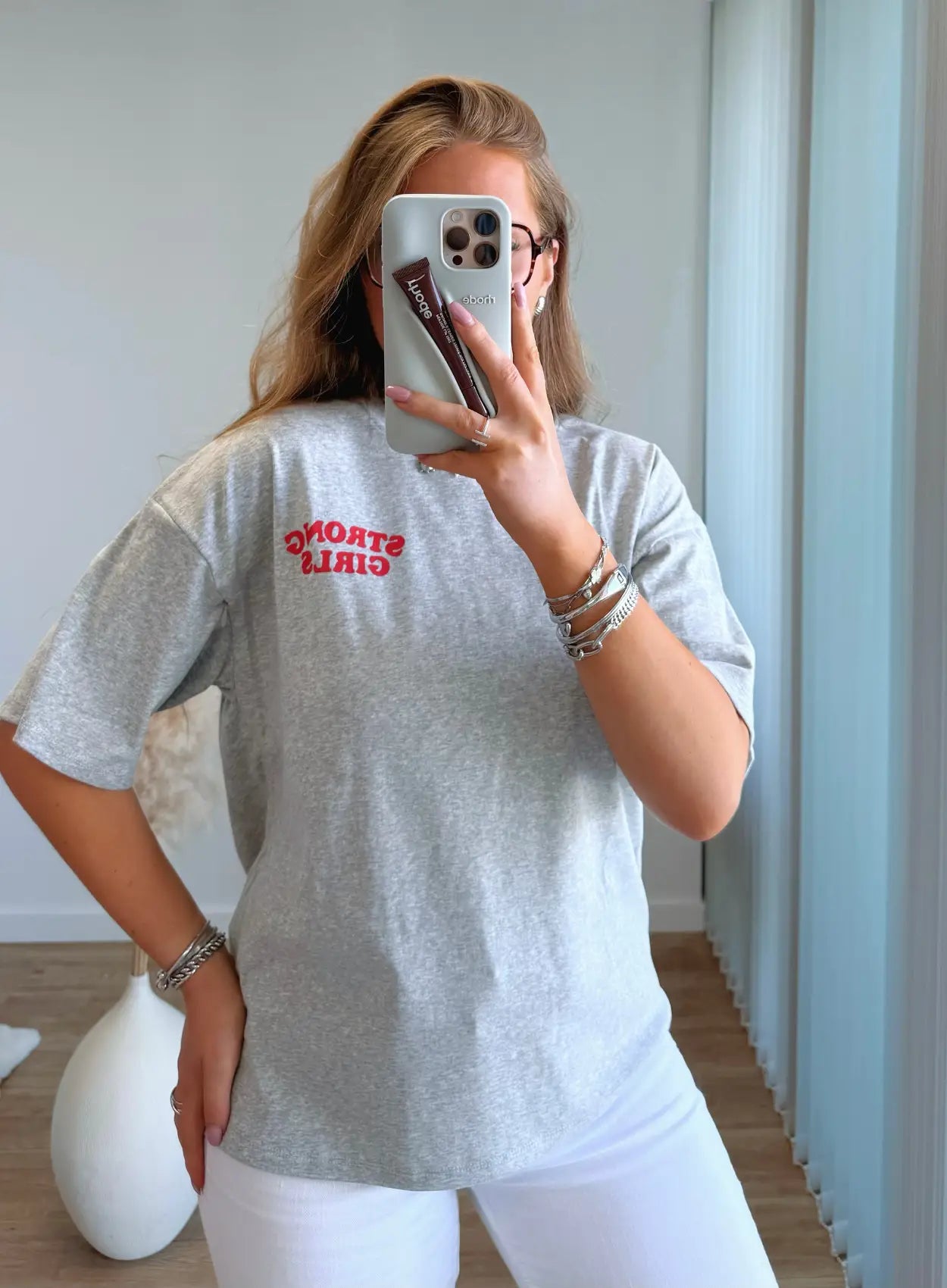 teeshirt-de-grossesse-et-allaitement-gris-avec-ecritures-rouges