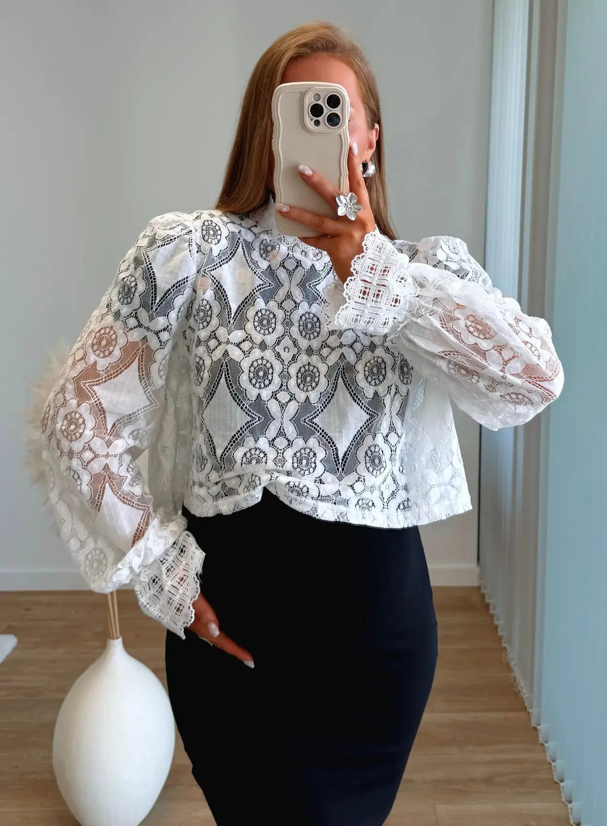 robe-courte-de-grossesse-noire-côteleé-à-volants-et-boutons-decoratifs