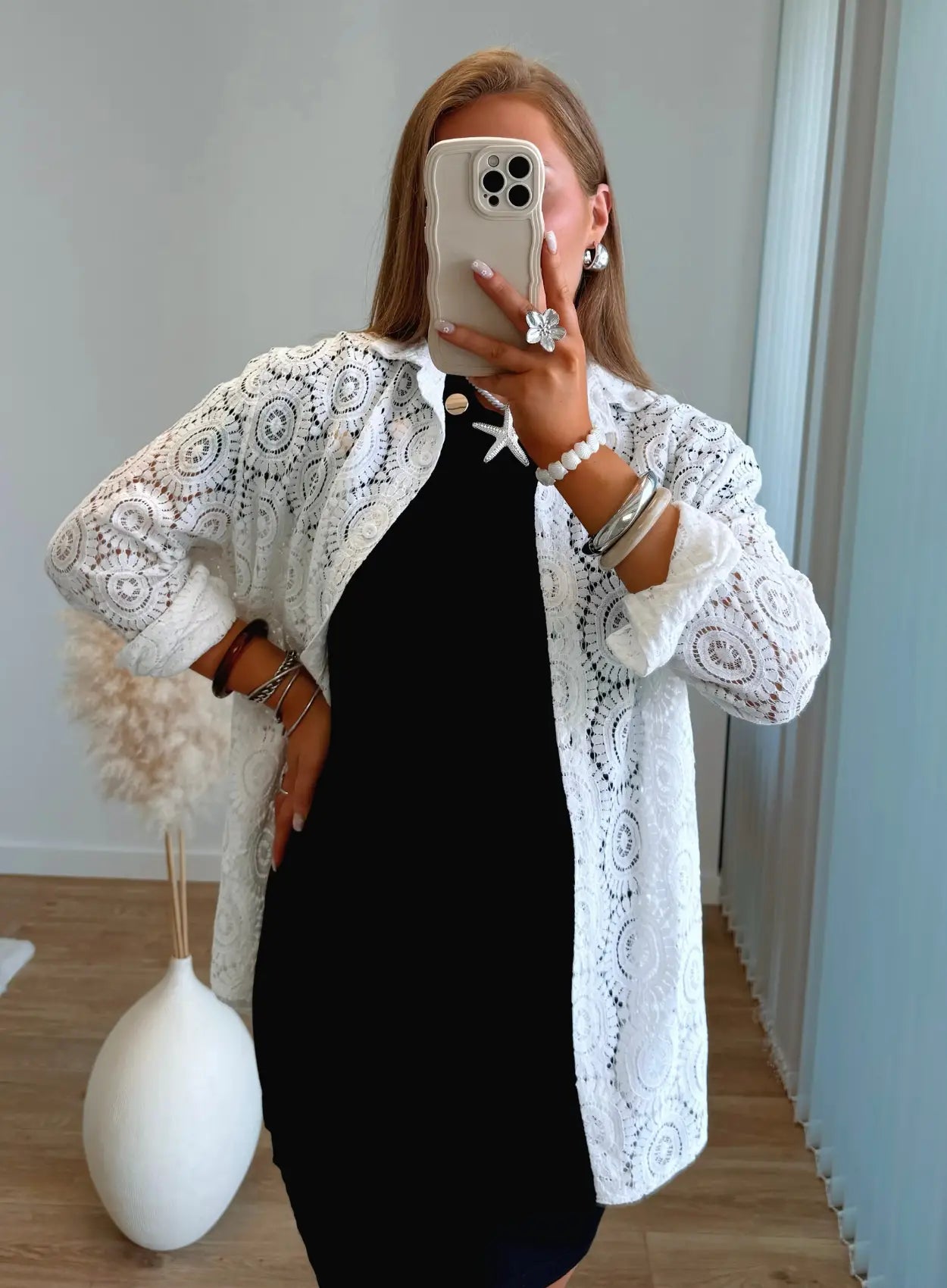 robe-courte-de-grossesse-noire-côteleé-à-volants-et-boutons-decoratifs