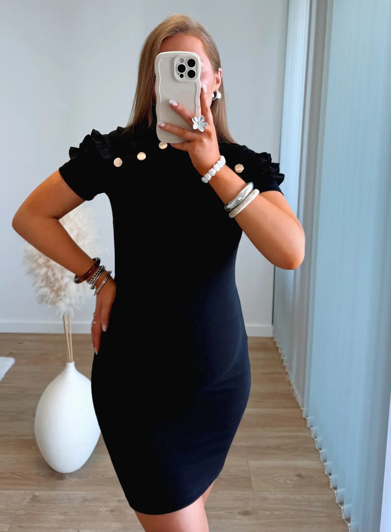 robe-courte-de-grossesse-noire-côteleé-à-volants-et-boutons-decoratifs
