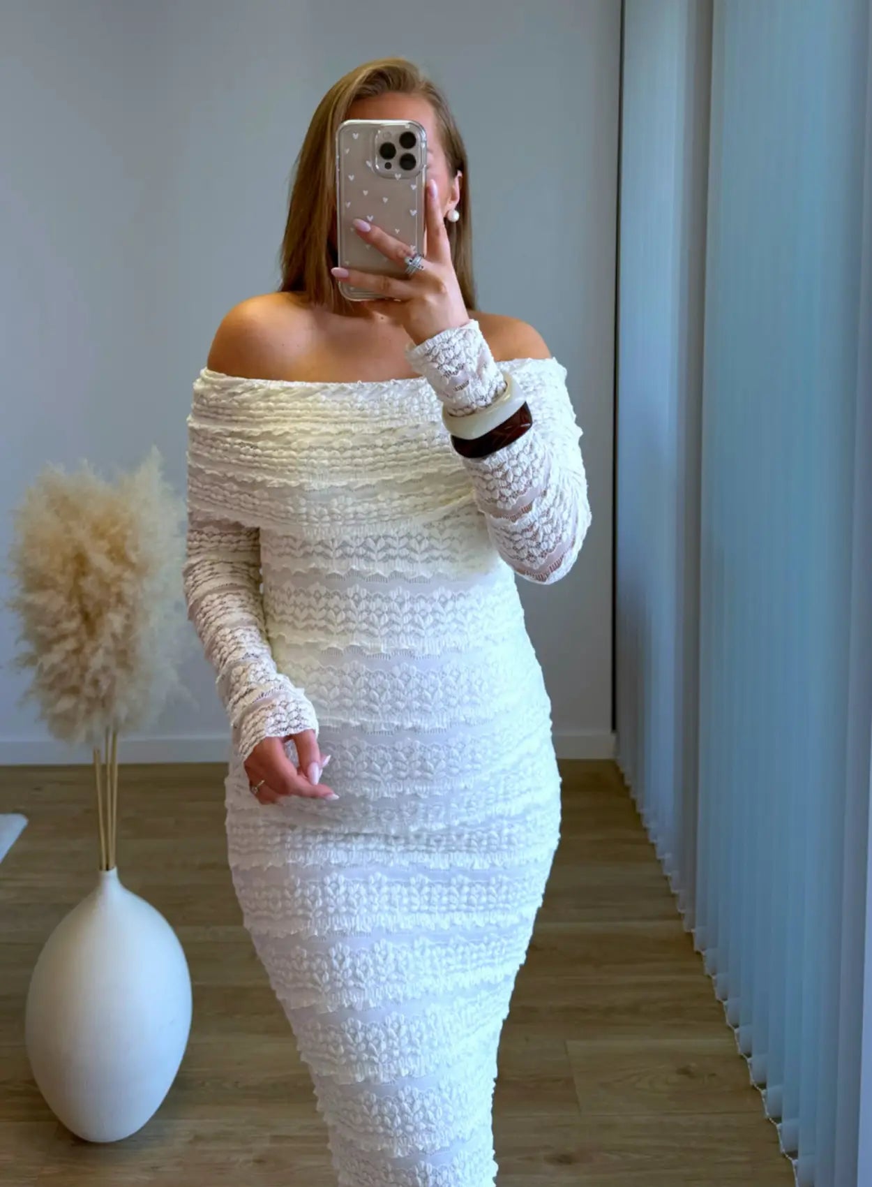 Robe-longue-de-grossesse-col-bardot-crème-en-dentelle