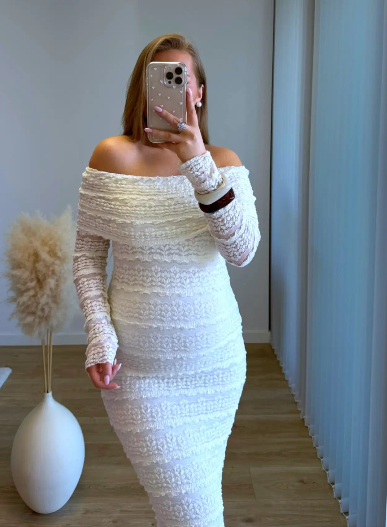 Robe-longue-de-grossesse-col-bardot-crème-en-dentelle
