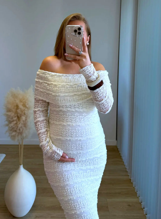Robe-longue-de-grossesse-col-bardot-crème-en-dentelle
