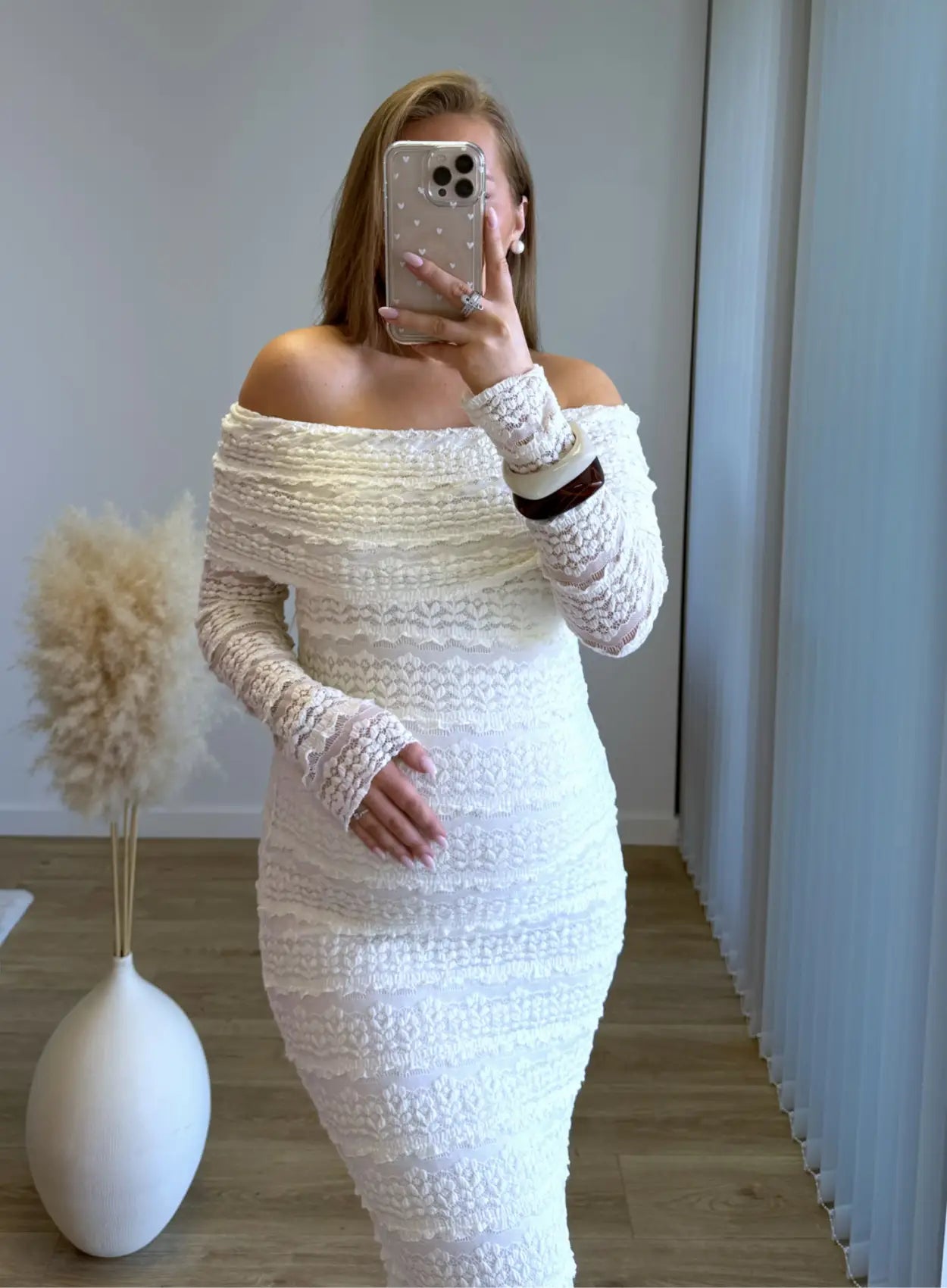 Robe-longue-de-grossesse-col-bardot-crème-en-dentelle