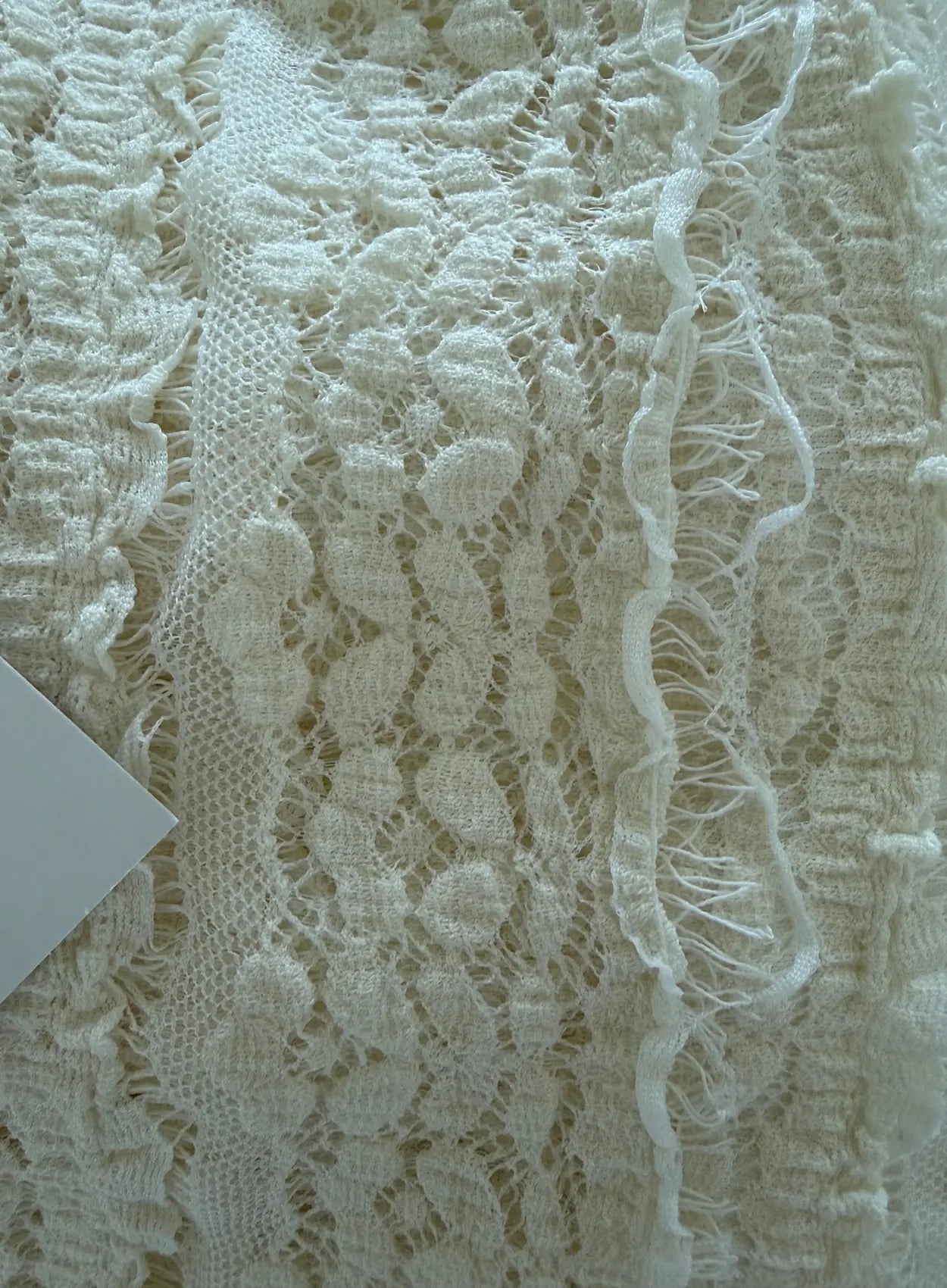 Robe-longue-de-grossesse-col-bardot-crème-en-dentelle