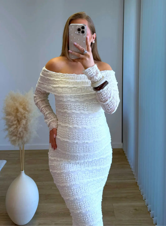 Robe-longue-de-grossesse-col-bardot-crème-en-dentelle