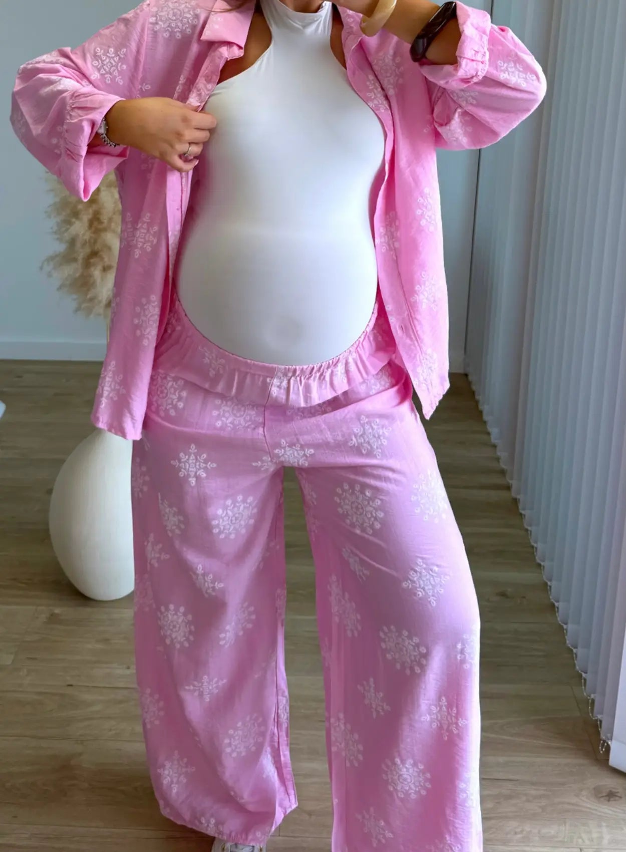 ensemble-de-grossesse-rose-à-motifs-blancs